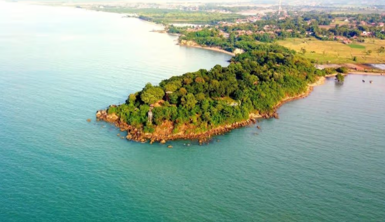 Jumiang Beach with white sand and cliffs